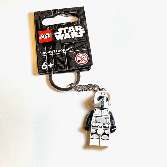 New LEGO 854246 Star Wars Scout Trooper Minifigure Keychain NWT in Hand - Picture 1 of 9